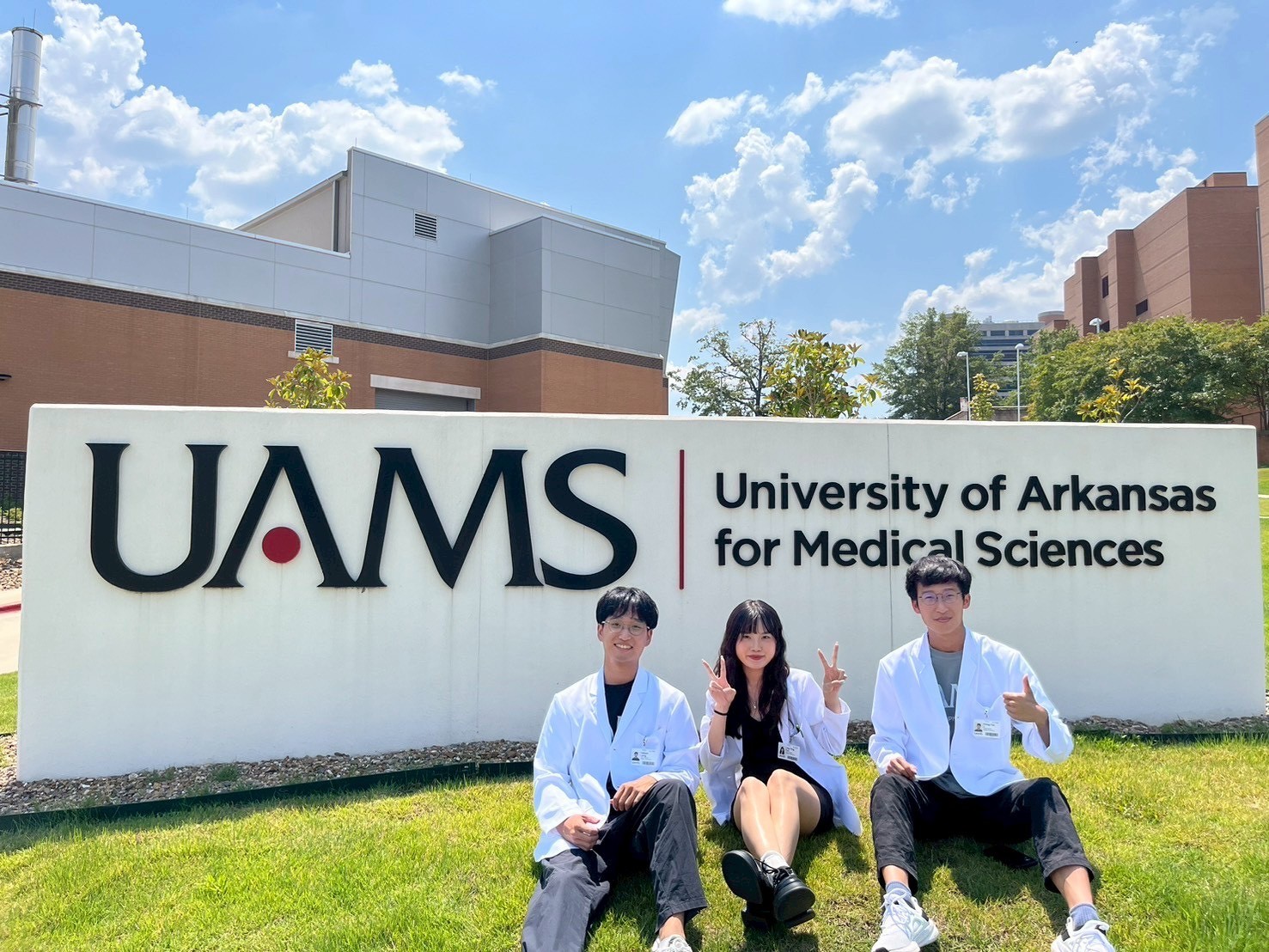 高雄醫學大學秘書處- 高醫大學生赴美阿肯色州醫學科學大學實習教育部「學海築夢」計畫助攻國際藥學人才培育